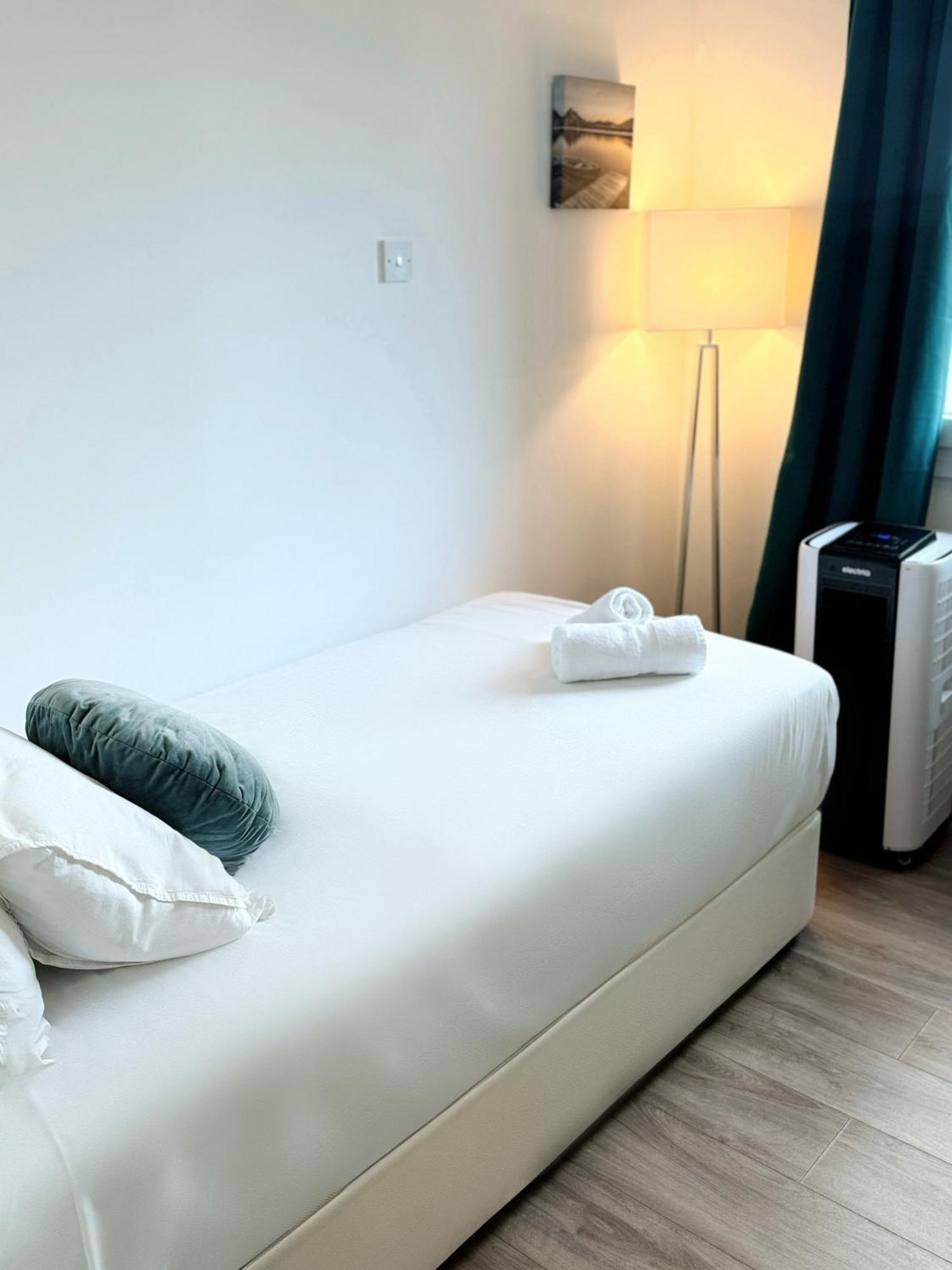 Modern City Centre Two Bedroom Windsor Apartment - Grand Central House Gibraltar Exterior foto